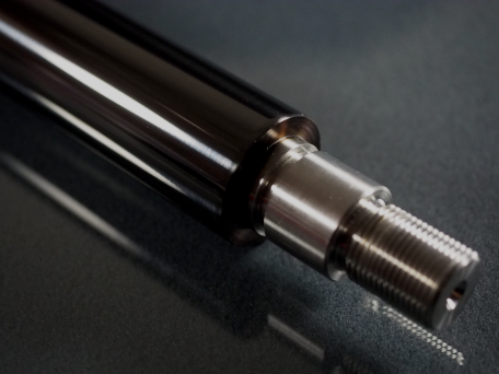 Kolbenstange glattgewalzt und DLC beschichtet